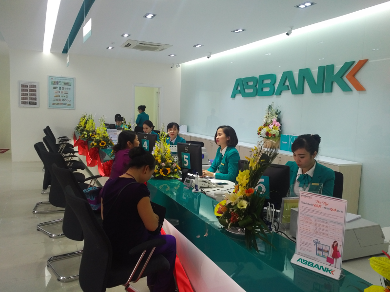 Khách hàng giao dịch tại ngân hàng ABBANK chi nhánh Thái Bình