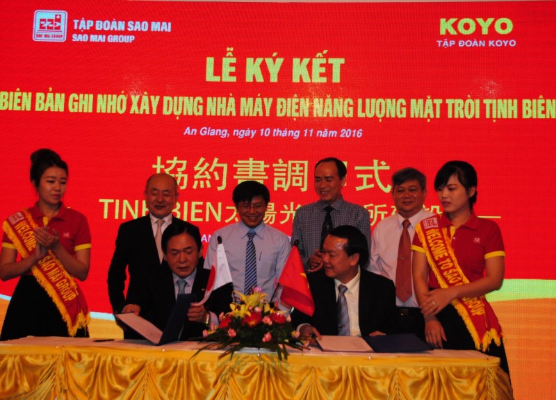 Ông Lê Thanh Thuấn, Chủ tịch Tập đoàn Sao Mai và ông Koi chikawaji, Chủ tịch Tập đoàn Koyo ký kết thỏa thuận hợp tác.