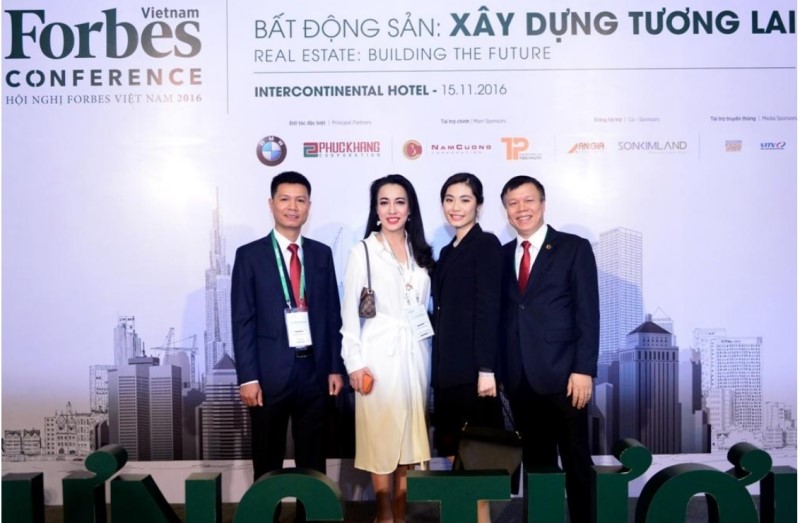 Bà Trần Thị Quỳnh Ngọc - Phó Chủ tịch HĐQT Tập đoàn Nam Cường (người thứ 2 từ phải qua) cùng bà Đường Thu Hương - Tổng Giám đốc Forbes Việt Nam.