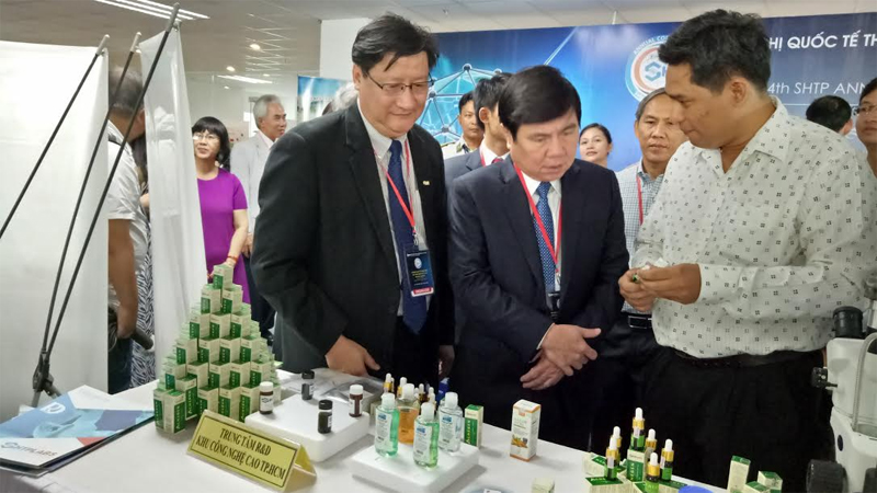 Chủ tịch UBND TP.HCM Nguyễn Thành Phong xem các sản phẩm ứng dụng công nghệ nano, trao đổi với chuyên gia.