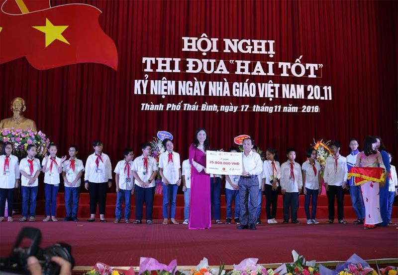 Nhà báo  Lã Quý Hưng Trưởng đại diện Báo Đầu tư tại Thái Bình trao biểu trưng học bổng Vì trẻ em Việt Nam cho phòng giáo dục Thành Phố Thí Bình.
