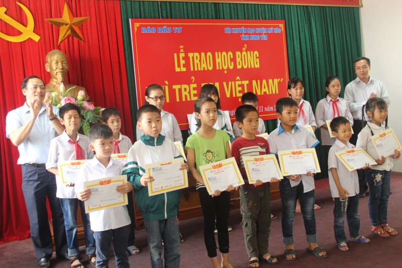 Ông Lê Trọng Minh và Ông Trần Quốc Văn - GĐ Sở KH&ĐT tỉnh Hưng Yên trao học bổng cho các em học sinh
