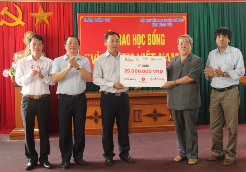 Lãnh đạo Báo Đầu tư  trao biển tượng trưng cho Hội khuyến học huyện Mỹ Hào.