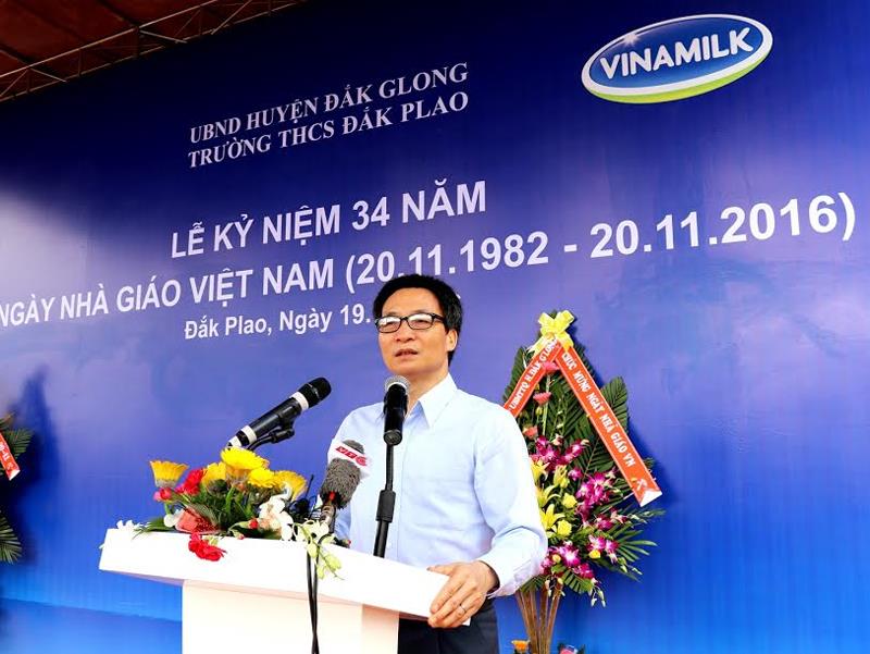 Phó Thủ tướng Vũ Đức Đam chúc mừng ngày Nhà giáo Việt Nam, chia sẻ, động viên thầy cô giáo tiếp tục vượt qua khó khăn, bám lớp đưa con chữ đến với các em học sinh vùng sâu, vùng xa tại chương trình.