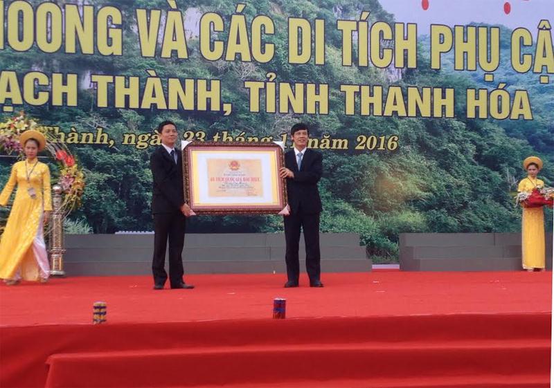 Ông Phạm Đình Phong (trái), Phó cục trưởng Cục di sản văn hóa trao bằng công nhận di tích quốc gia đặc biệt Hang Con Moong cho ông Nguyễn Đình Xứng (phải), Chủ tịch UBND tỉnh Thanh Hóa.