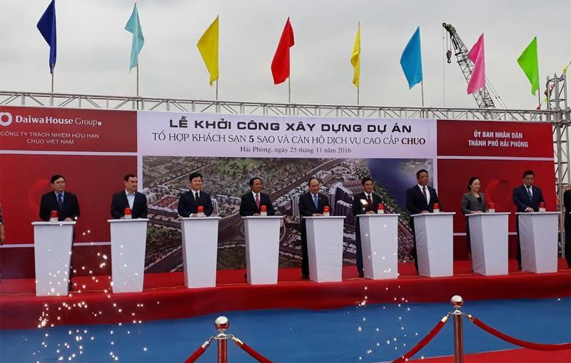 Thủ tướng Nguyễn Xuân Phúc và lãnh đạo TP Hải Phòng cùng nhấn nút khởi công tổ hợp Dự án. Ảnh: Thanh Sơn