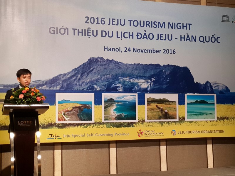 Ông Vũ Phi Hùng, Trưởng đại diện Văn phòng Du lịch Jeju giới thiệu tiềm năng du lịch Jeju tới các công ty lữ hành.