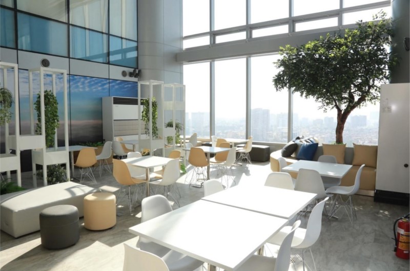 Một góc SkyGarden đầy ánh sáng, là nơi nhân viên của Tek Experts Việt Nam thư giãn và sử dụng đồ uống miễn phí.
