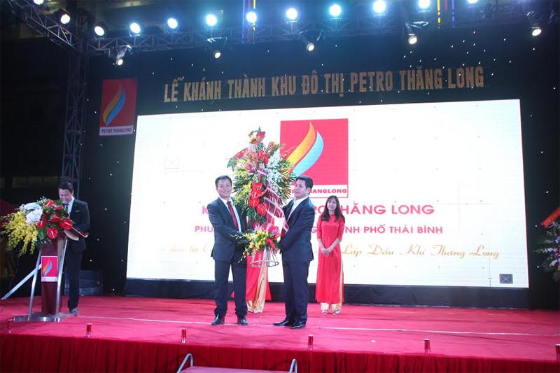 Chủ tịch UBND tỉnh Thái Bình Nguyễn Hồng Diên tặng hoa chúc mừng Công ty CP đầu tư xây lắp dầu khí Thăng Long.