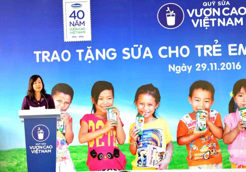 Bà Đào Hồng Lan, Thứ trưởng Bộ Lao động Thương bình và Xã hội chia sẻ về ý nghĩa nhân văn của chương trình Quỹ sữa Vươn cao Việt Nam.