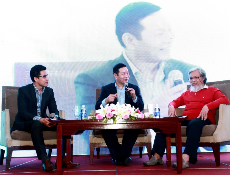 MC Trần Quốc Khánh (trái) và ông Lý Trường Chiến luôn đặt những câu hỏi hay và khó cho diễn giả về cách chọn người tài và cách chọn những đề án khởi nghiệp,...