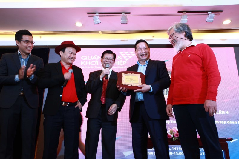 Cuối buổi ban sáng lập Group Quản trị và khởi nghiệp trao tặng cho ông Trương Gia Bình Bảng phong tặng ông là Chủ tịch danh dự.