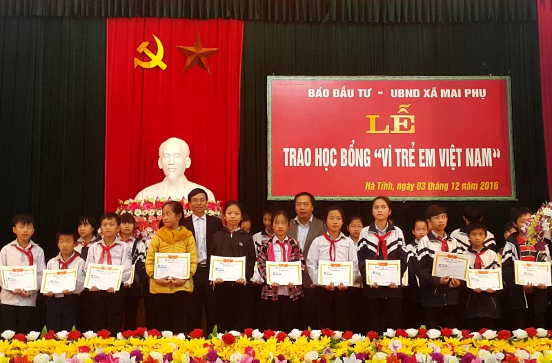 Ông Lê Trọng Minh, Tổng Biên tập Báo Đầu tư trao 100 suất học bổng cho hóc sinh xã Mai Phụ, huyện Lộc Hà.