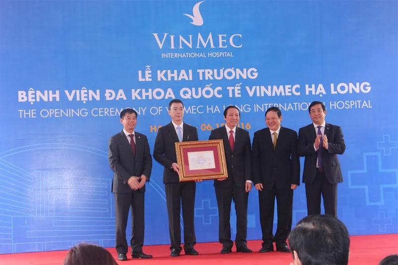 Bộ Y tế trao giấy phép  hoạt động  cho Vinmec Hạ Long. Ảnh: Thanh Tân