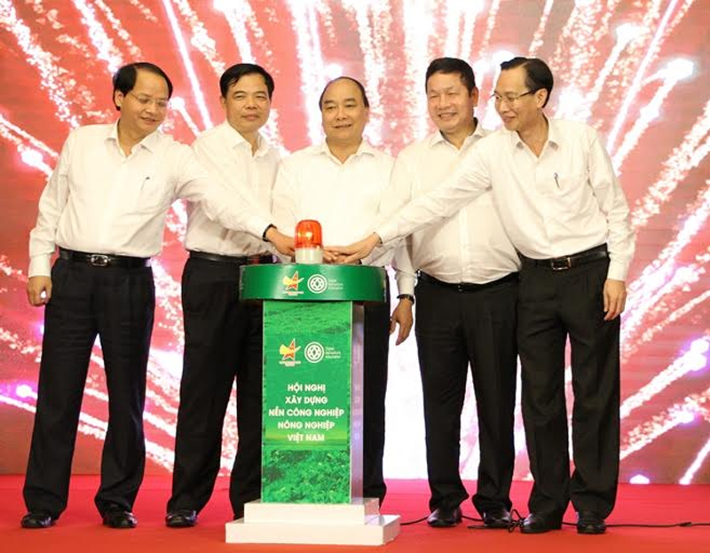 Thủ tướng Nguyễn Xuân Phúc cùng đại diện DAA nhấn nút khởi động chương trình Truy xuất nguồn gốc, rau an toàn cho Hà Nội và TP.HCM. Ảnh: Gia Huy