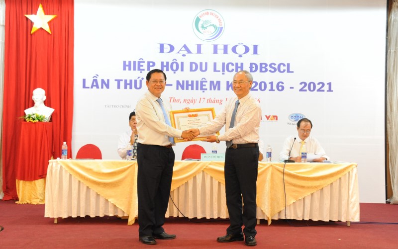 Ông Trần Việt Phường, Chủ tịch MDTA (trái) thay mặt MDTA nhận bằng khen do Phó chủ tịch Hiệp hội du lịch Việt Nam Vũ Thế Bình trao tặng.