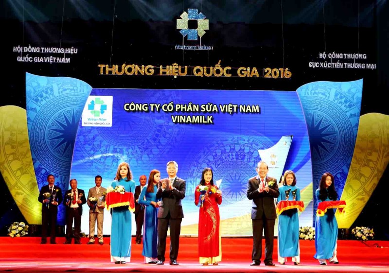Phó Thủ tướng Trương Hòa Bình trao biểu trưng đạt Thương hiệu Quốc gia năm 2016 cho đại diện Vinamilk.