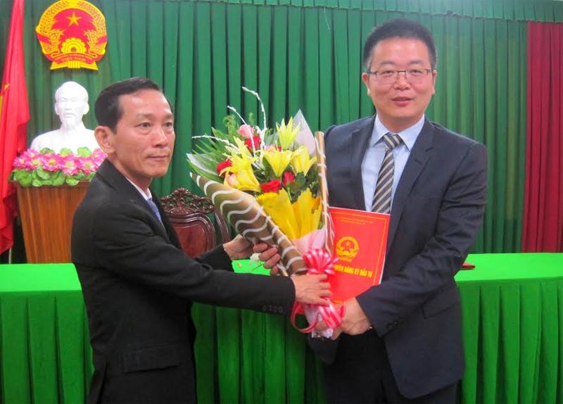 Ông Võ Thành Thống, Chủ tịch UBND TP.Cần Thơ (trái) trao giấy chứng nhận đầu tư cho nhà đầu tư.