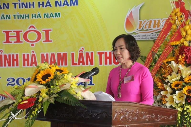 Bà Trần Thị Loan, Chủ tịch Hội đồng quản trị, Giám đốc Công ty cổ phần lương thực Hà Nam Ninh phát biểu tại Hội nghị.