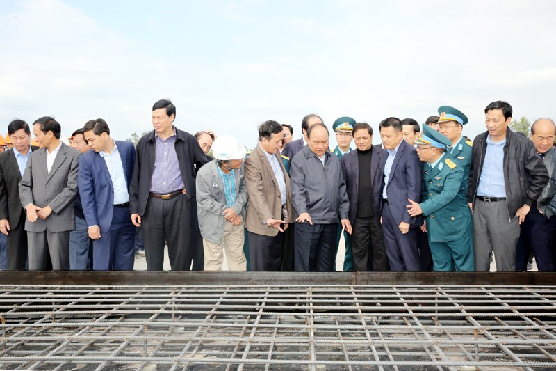 Thủ tướng Chính phủ Nguyễn Xuân Phúc thăm Cảng hàng không Quảng Ninh. Nguồn: báo Quảng Ninh