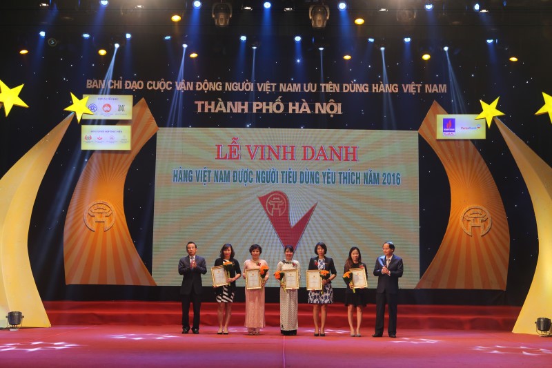 Đại diện Tập đoàn Tân Á Đại Thành lên nhận giải thưởng.