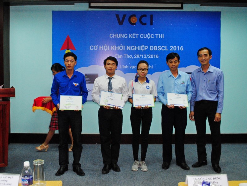 Ông Nguyễn Phương Lam, Phó giám đốc VCCI Cần Thơ trao giấy chứng nhận cho nhóm tác giả đạt giải khuyến khích.