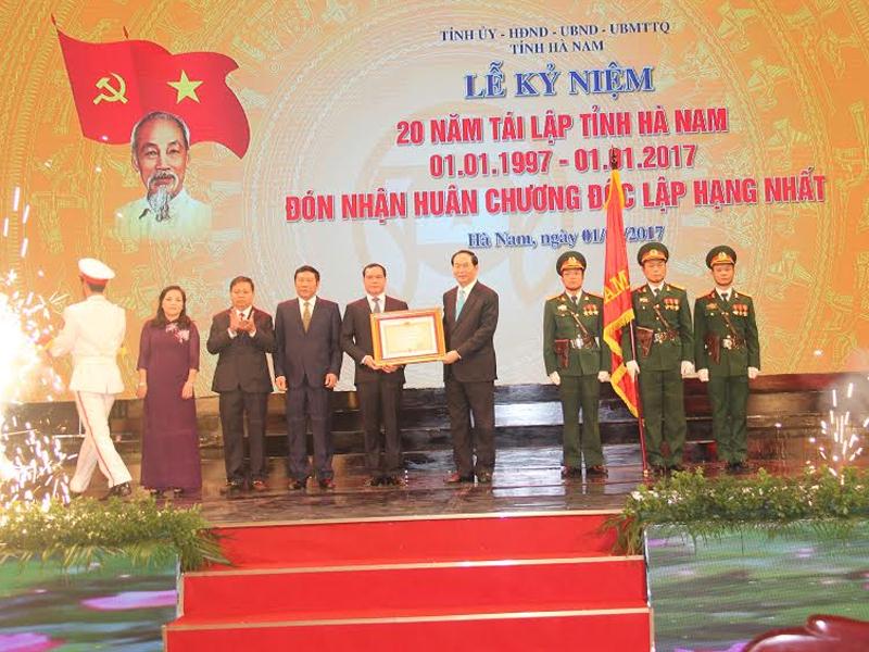 Chủ tịch nước Trần Đại Quang đã trao Huân chương độc lập hạng Nhất, phần thưởng cao quý của Đảng, Nhà nước trao tặng Đảng bộ, chính quyền và nhân dân tỉnh Hà Nam.