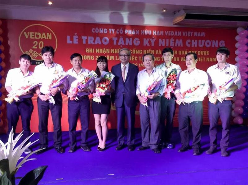 Ban lãnh đạo công ty Vedan trao tặng những bó hoa tươi thắm cảm ơn những người lao động đã gắn bó với công ty suốt 20 năm qua.