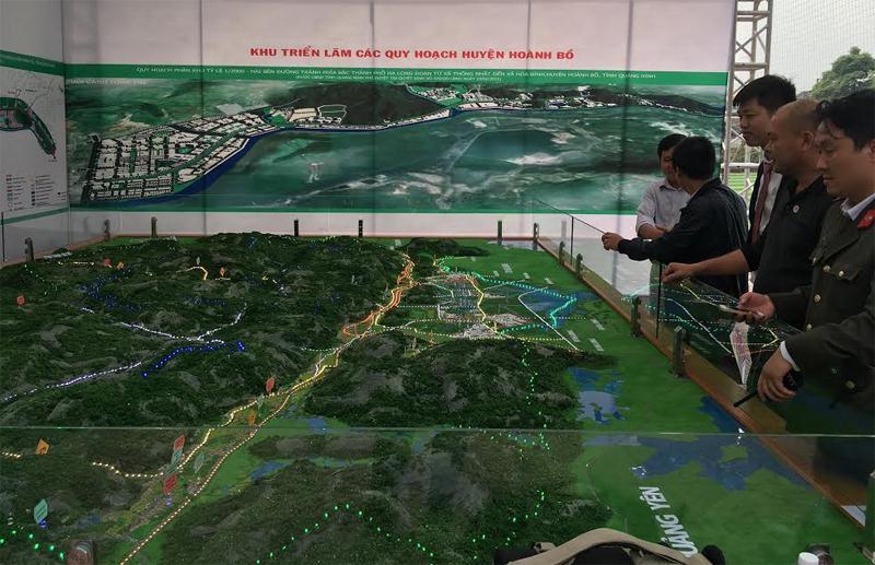 Nhà đầu tư xem mô hình qui hoạch huyện Hoành Bồ.