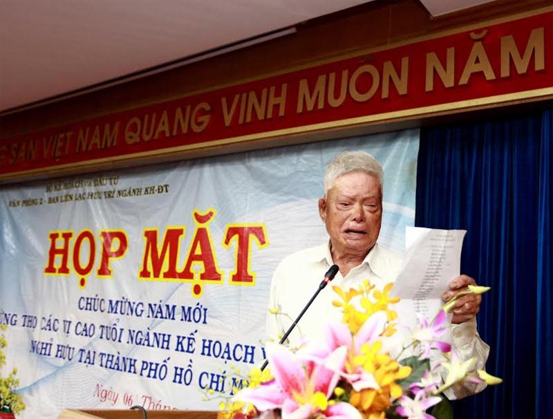 Cán bộ hưu trí Nguyễn Ngọc Tờ nhân dịp xuân về đã đọc những bài thơ tình mừng xuân.