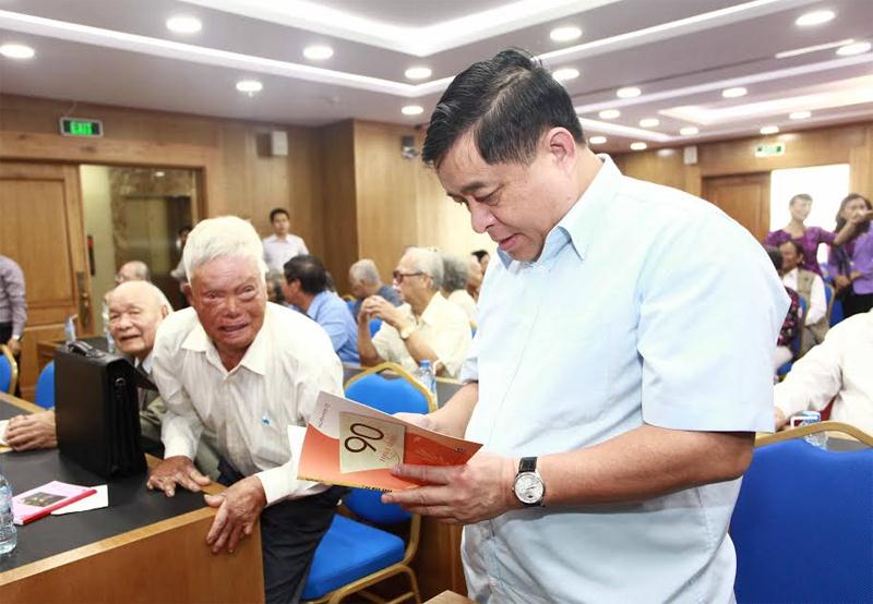 Bộ trưởng được tặng một tập thơ viết về mùa xuân của ông Nguyễn Ngọc Tờ.