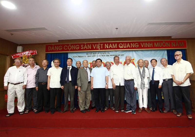 Bộ trưởng Bộ KH&ĐT Nguyễn Chí Dũng chụp hình chung với các vị hưu trí nguyên là Thứ trưởng và lãnh đạo các đơn vị thuộc bộ.
