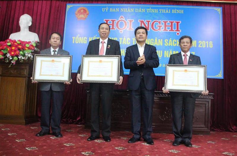 Thừa ủy quyền của Chủ tịch nước, Chủ tịch UBND tỉnh Thái Bình Nguyễn Hồng Diên trao Huân chương Lao động hạng Ba cho các cá nhân của ngành thuế Thái Bình.