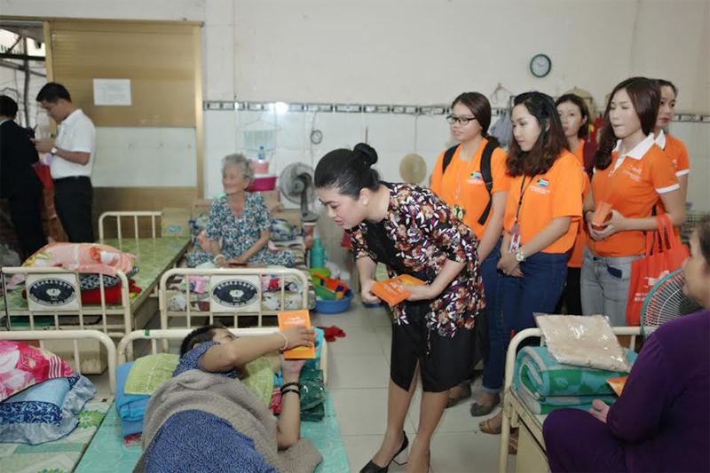 Bà Đỗ Thị Kim Liên và Bảo hiểm Viễn Đông tặng quà Tết cho các cụ già tại Chùa Lâm Quang.