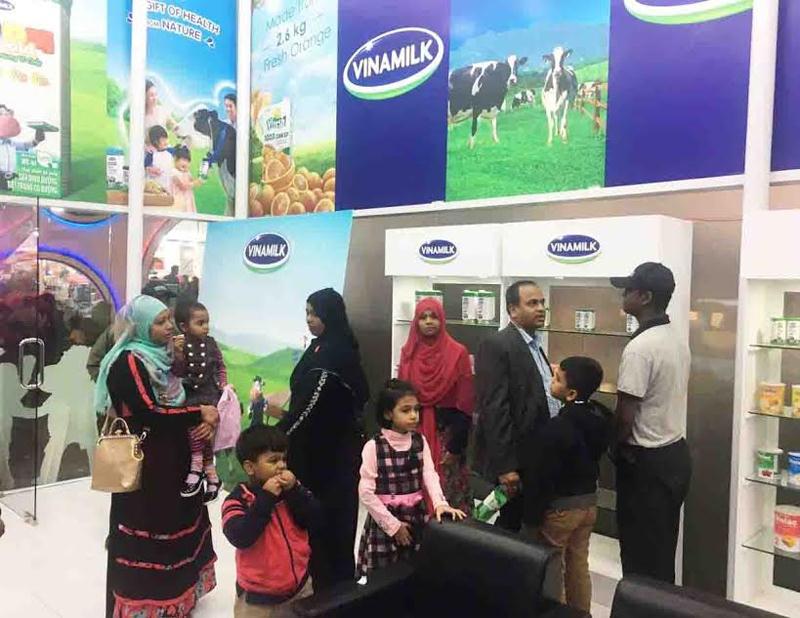 Người tiêu dùng Bangladesh tìm hiểu về các sản phẩm Vinamilk tại gian hàng trưng bày.