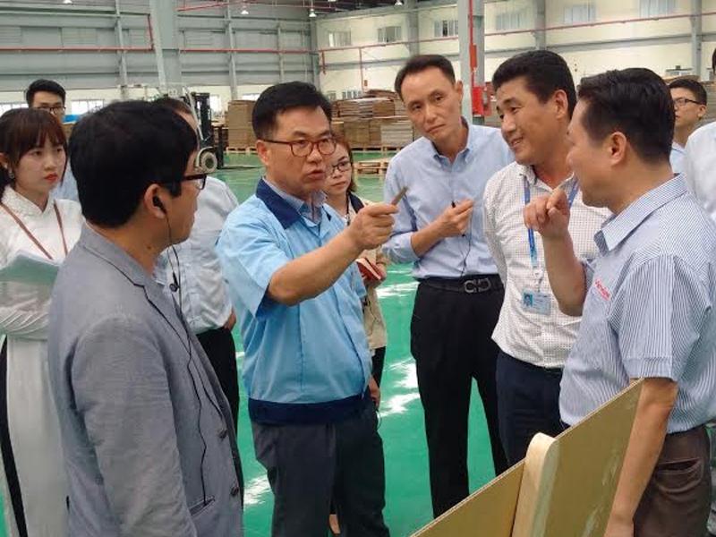 Ông Lee Sang Su (áo xanh, đeo kính) tại nhà máy bao bì của công ty Việt Hưng.