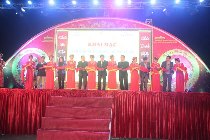 Lãnh đạo tỉnh Thái Bình cắt băng khai mạc Hội chợ mừng Đảng - mừng Xuân Thái Bình 2017.