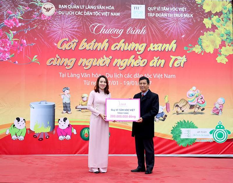 Bà Trần Như Trang - Giám đốc Quỹ Tầm Vóc Việt trao tặng 200 triệu đồng cho chương trình.