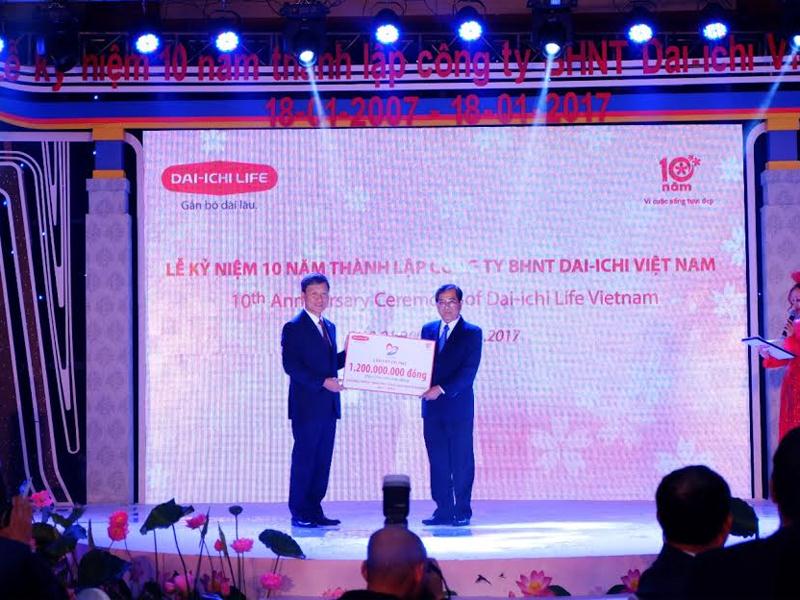 Ông Trần Đình Quân - Tổng Giám đốc Dai-ichi Life Việt Nam, trao cheque cam kết tài trợ 1,2 tỷ đồng cho Đại diện Hội bảo trợ Bệnh nhân nghèo TP. HCM.