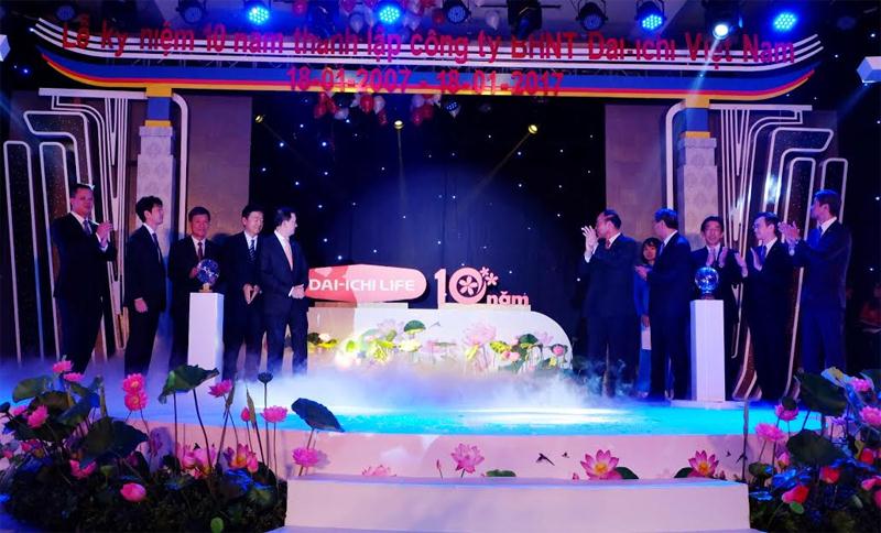 Các lãnh đạo cấp cao Tập đoàn Dai-ichi Life và Công ty Dai-ichi Life Việt Nam cùng thực hiện nghi thức chào mừng kỷ niệm 10 năm thành lập Dai-ichi Life Việt Nam.