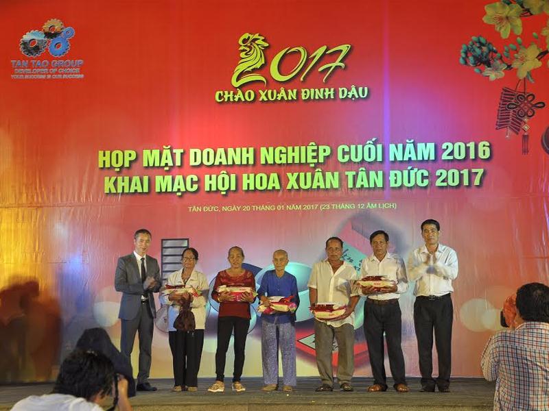 Đại diện Tập đoàn Tân Tạo và lãnh đạo Ban quản lý các khu kinh tế tỉnh Long An tặng quà Bà mẹ Việt Nam anh hùng.