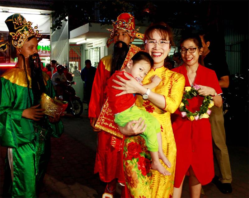 Bà Nguyễn Thị Phương Thảo, Phó chủ tịch thường trực HDBank được một em bé kém may mắn đón ngay ngoài cổng.