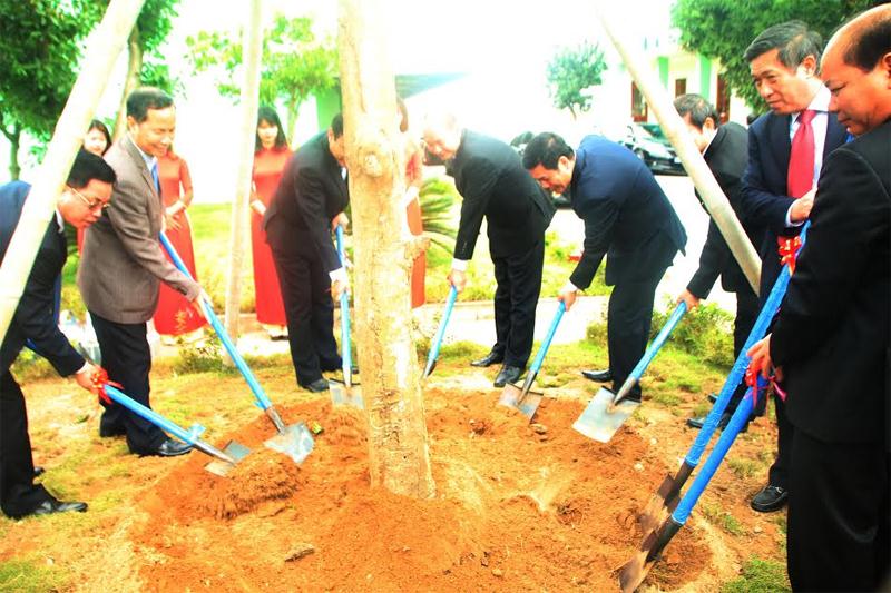 Các đồng chí lãnh đạo tỉnh Thái Bình  trồng cây lưu niệm tại Công ty CP tổng công ty giống cây trồng Thái Bình nhân dịp đầu xuân Đinh Dậu năm 2017.