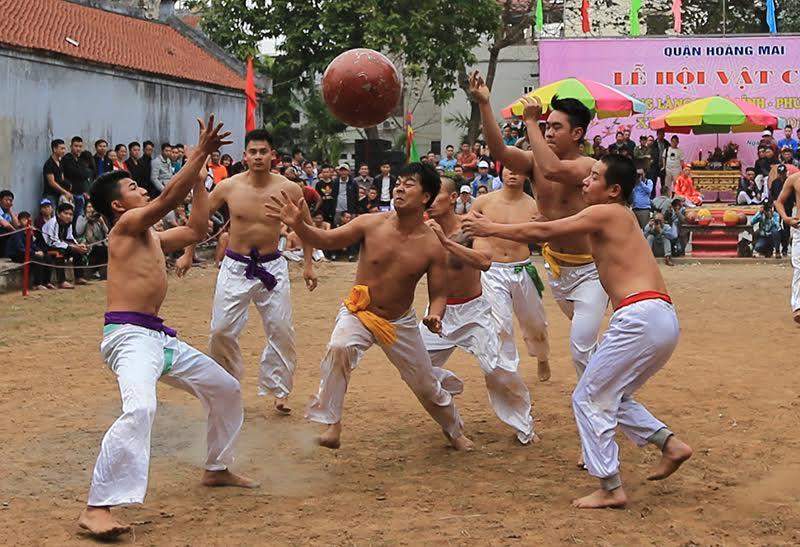 Họ quyết liệt thi đấu giành lấy quả cầu son ở giữa sân.