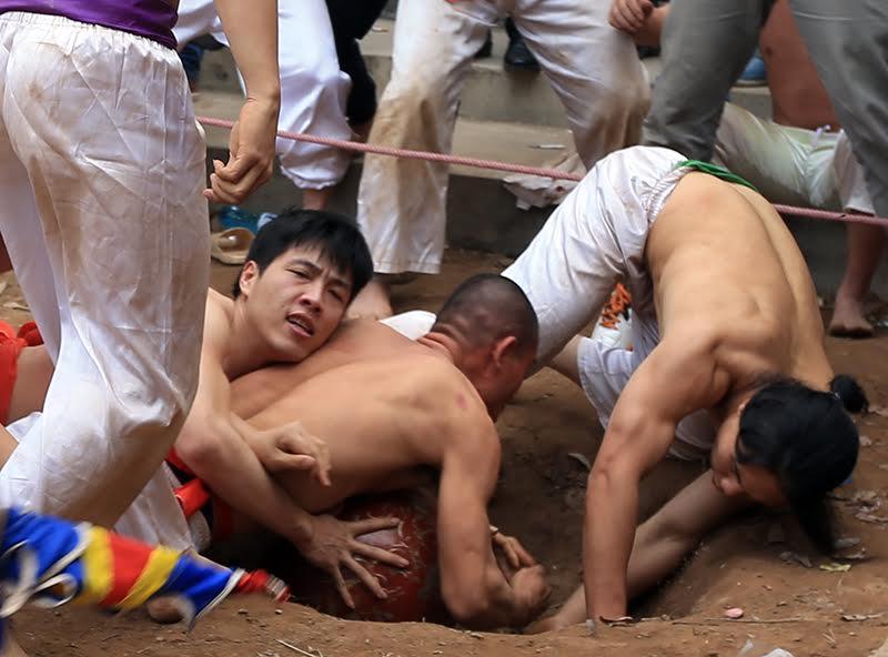 Hoặc cầu son đã về đến miệng hố, nhưng chưa trạm được đáy hố vì vẫn bị các đội khách tranh giành quyết liệt.
