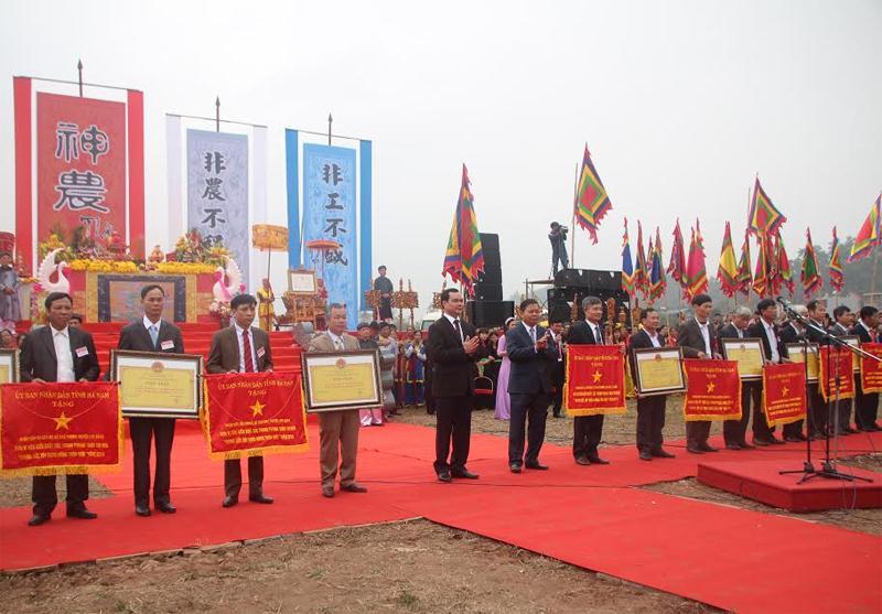 Lãnh đạo tỉnh Hà Nam trao Cờ và Bằng công nhân xã đạt chuẩn nông thôn mới năm 2016.