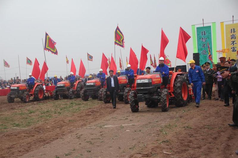 Chủ tịch nước Trần Đại Quang lái máy cày những đường cày trong lễ Hội Tịch điền xã Đọi Sơn huyện Duy Tiên (Hà Nam).