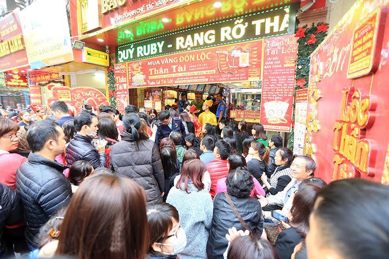Chuỗi cửa hàng Bảo Tín Minh Châu trên phố Trần Nhân Tông bị khách hàng quây kín từ sáng sớm.
