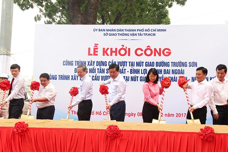 Bí thư Thành ủy TP.HCM Đinh La Thăng tham gia Lễ khởi công 2 Dự án giảm ùn tắc giao thông cho khu vực sân bay Tân Sơn Nhất.