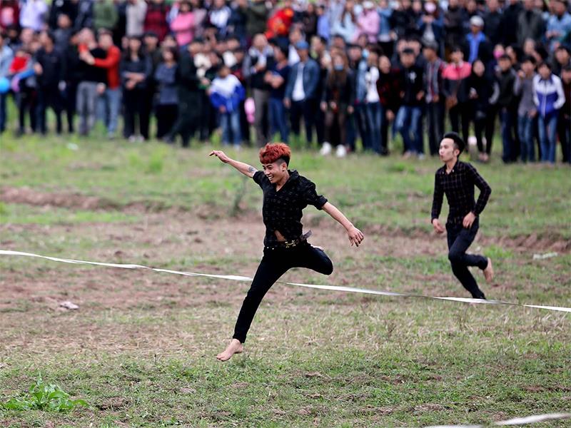 Với những thanh niên, niềm vui đầu năm và sự may mắn luôn được đặt lên hang đầu. Dù ban tổ chức có ra các quy định khắt khe.
